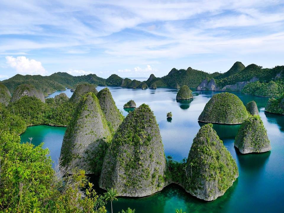 Quần đảo Raja Ampat, Indonesia: Quần đảo này đem lại cho du khách những trải nghiệm tuyệt vời, từ leo núi tới lặn biển, chèo thuyền... giữa thiên nhiên hoang sơ tuyệt đẹp.